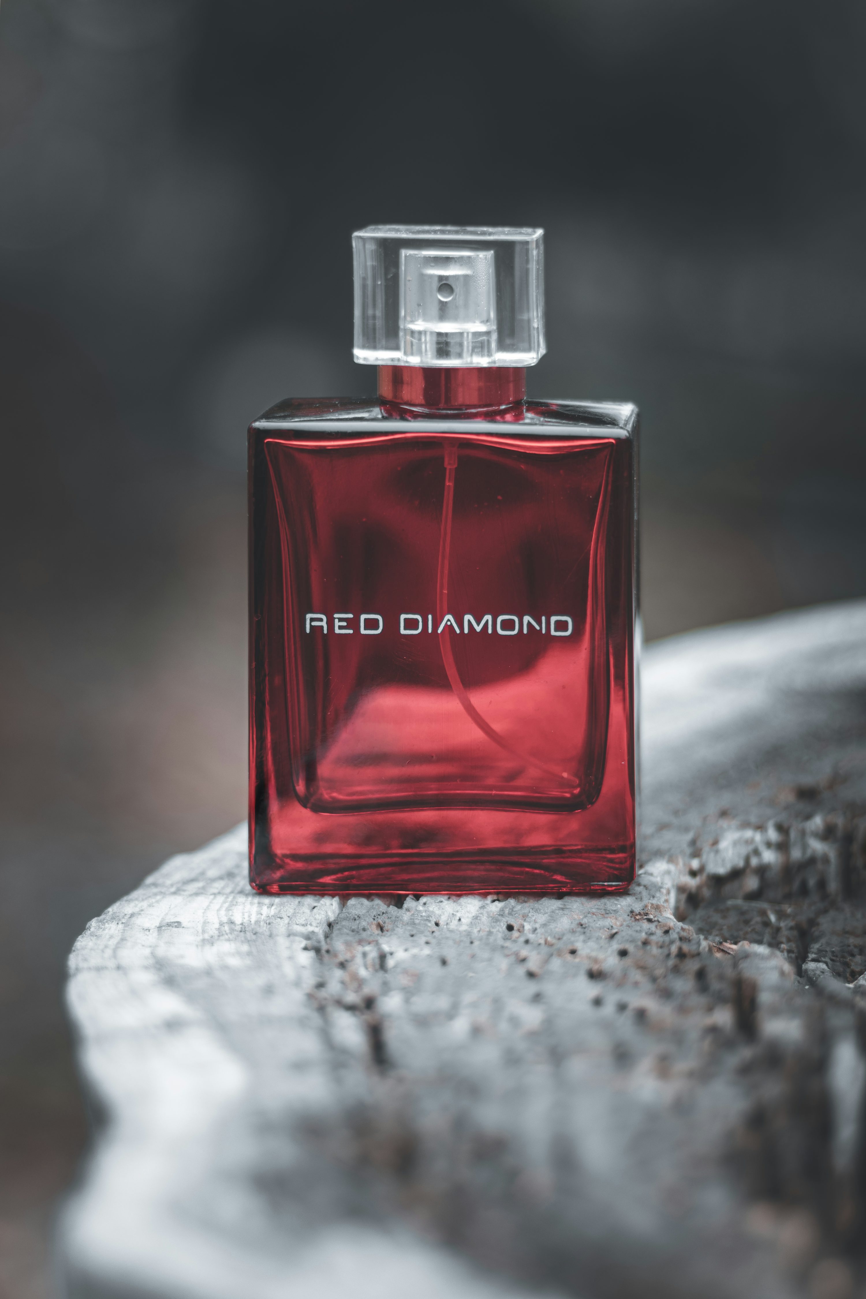 flacone di profumo rosso e nero