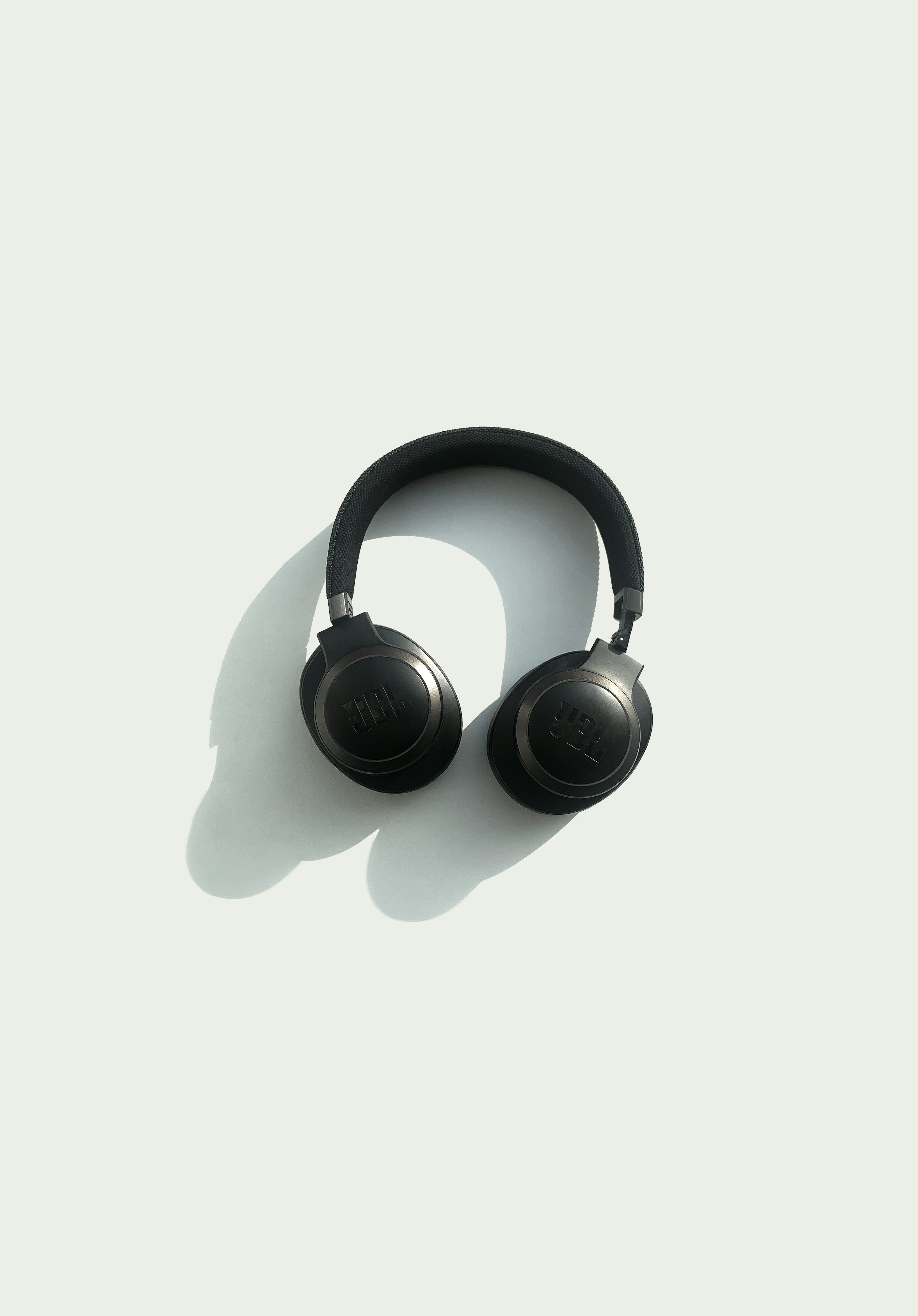 cuffie JBL nere con cavo su pannello bianco