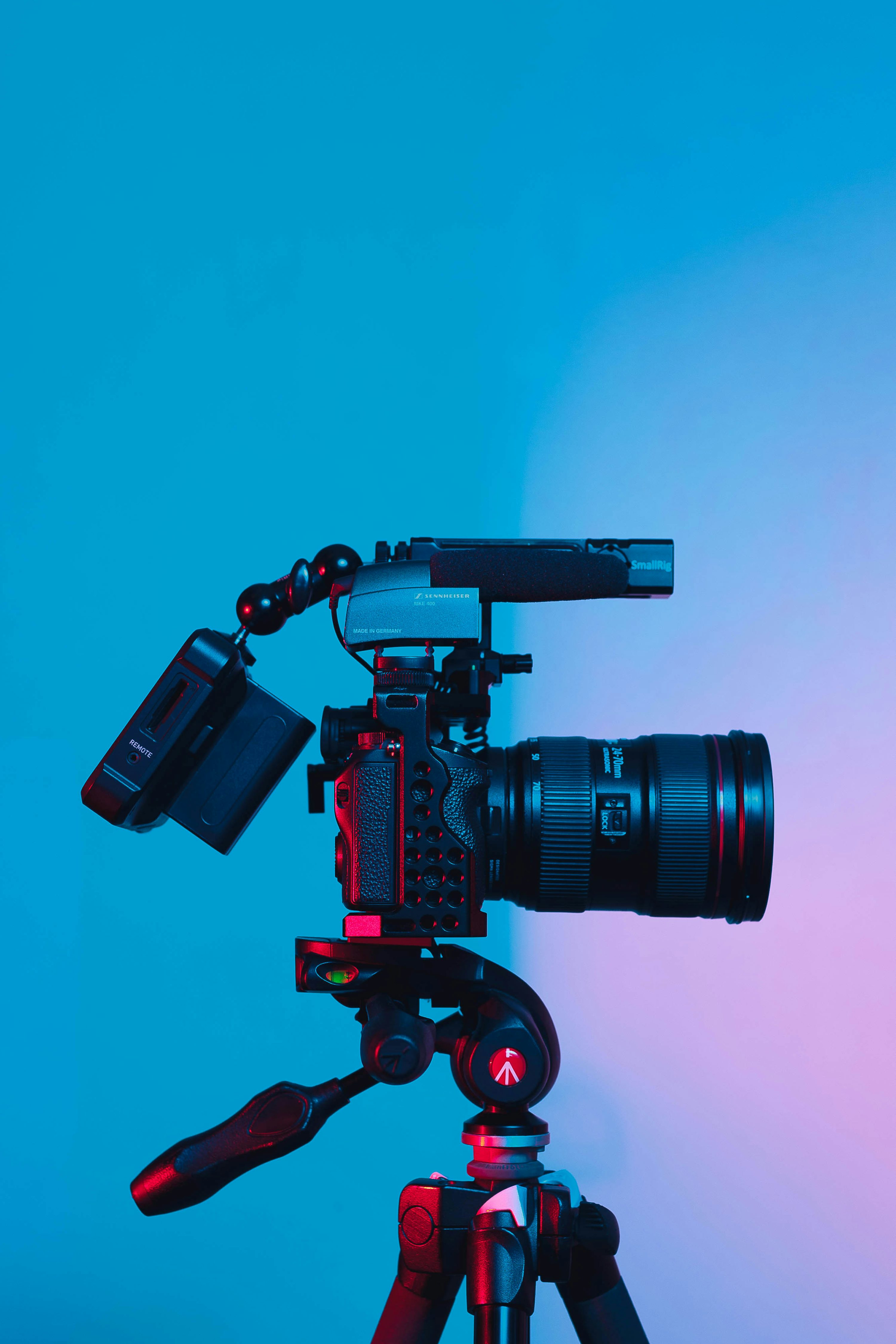 Fotocamera DSLR nera su superficie verde