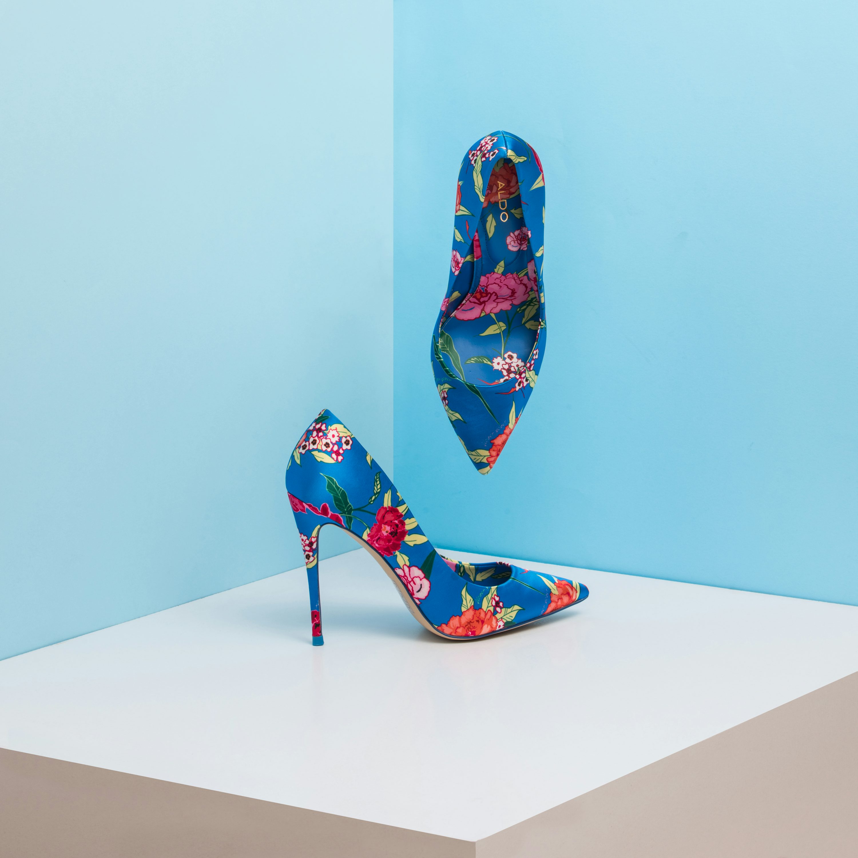paio di dÃ©colletÃ© floreali blu e rosa con punta a mandorla