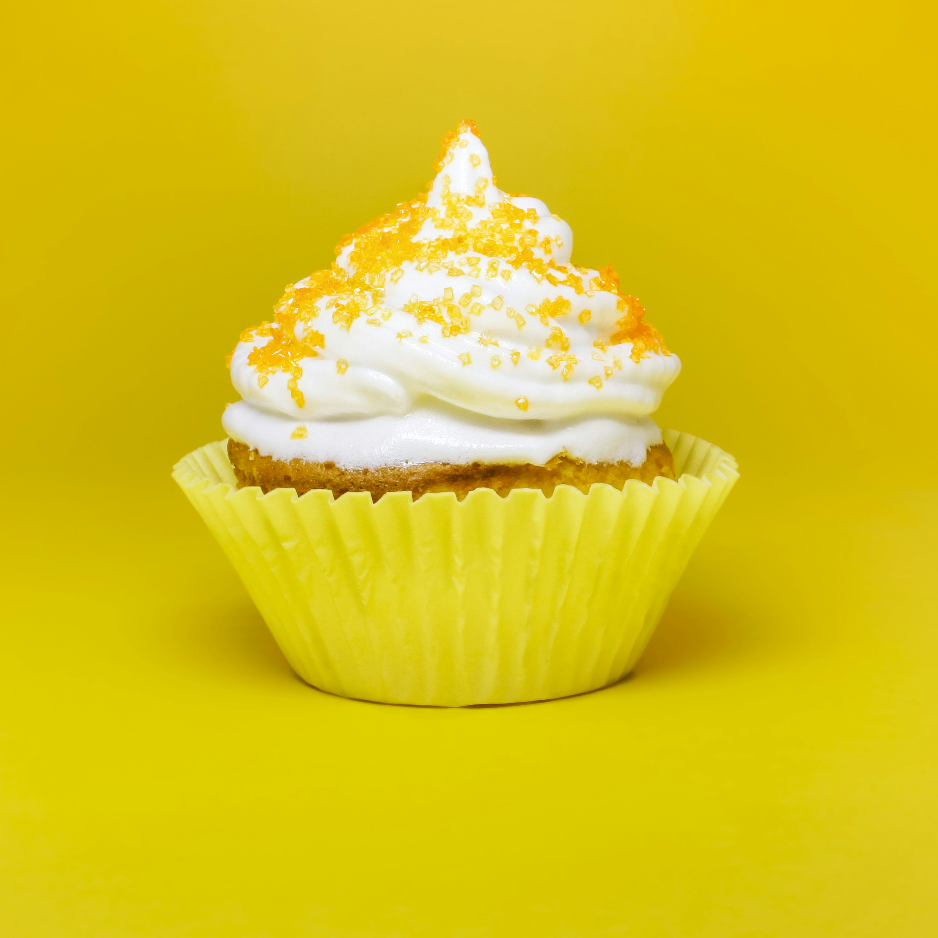 Parte superiore del cupcake con crema nel porta cupcake giallo